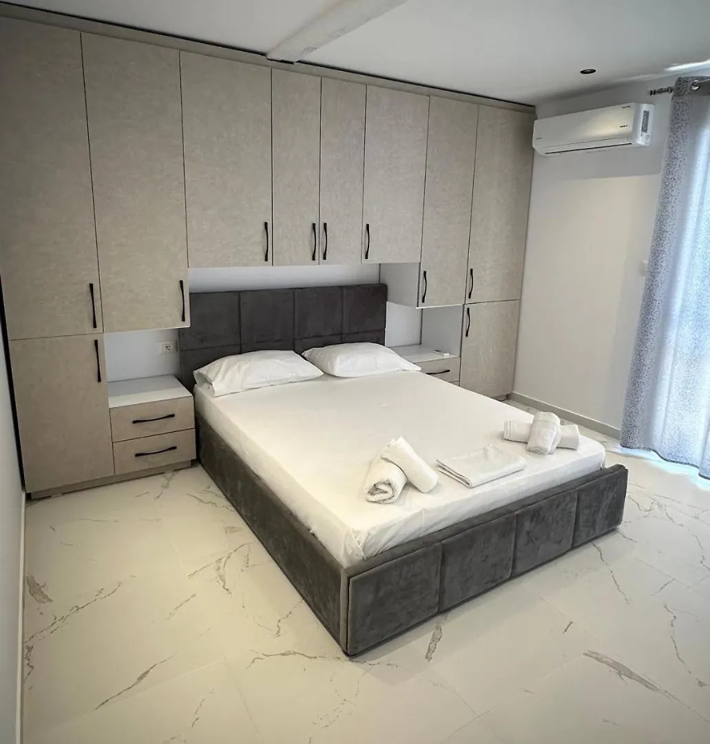 Mario Rooms Radhimë 0*,  Albânia