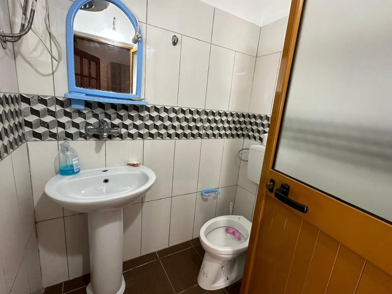 Mario Rooms Radhimë 0*,  Albânia